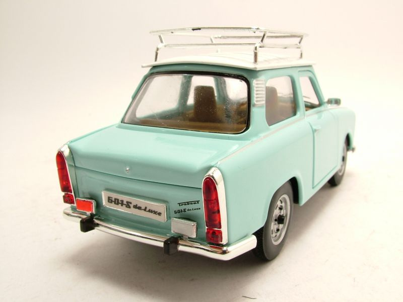 Trabant 601 deluxe hellblau - detailgetrDHes Modellauto 1:24 im  Schaukarton: : Spielzeug