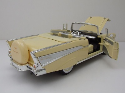 Chevrolet Bel Air Convertible 1957 hellgelb Modellauto 1:18 Lucky Die Cast