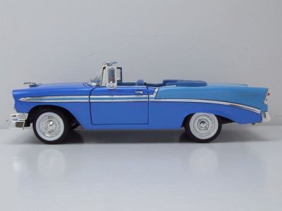 Chevrolet Bel Air Convertible 1956 blau metallic hellblau Modellauto 1:18 Lucky Die Cast