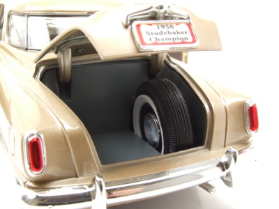 Studebaker Champion 1950 beige metallic Modellauto 1:18 Lucky Die Cast