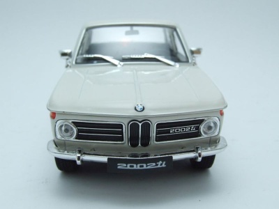 BMW 2002 ti 1968 creme Modellauto 1:24 Welly