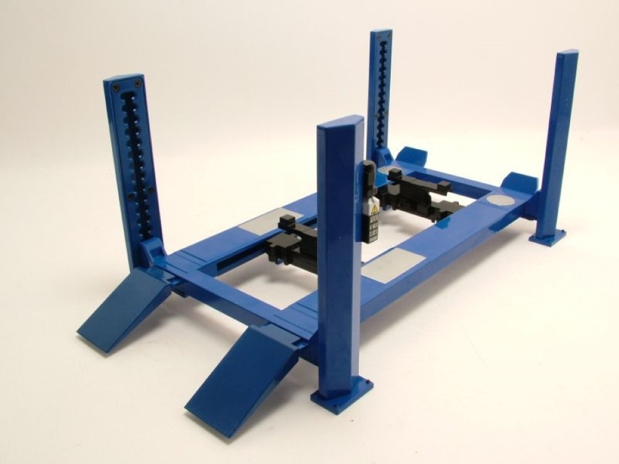 Four Post Hebebühne blau aus Metall für 1:18 Modelle...