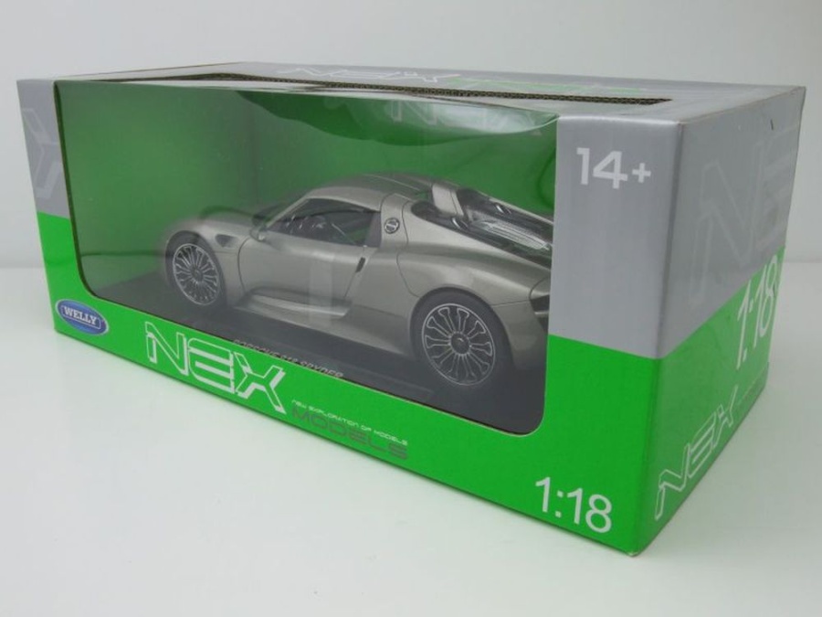 Porsche 918 Spyder 2016 gris métallisé version fermée toit noir 1/18 Porsche 918 Spyder 2016 gris métallisé version fermée toit noir 1/18