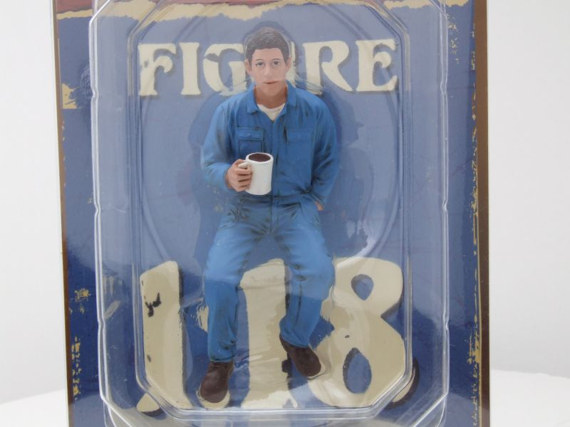 Figur Mechaniker Johnny mit Kaffeetasse sitzend für 1:18 Modelle American Diorama