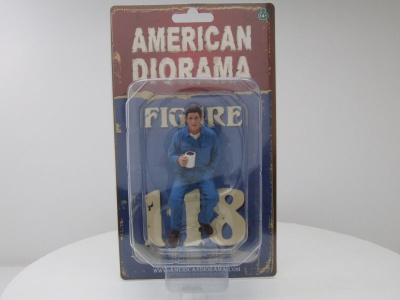 Figur Mechaniker Johnny mit Kaffeetasse sitzend für 1:18 Modelle American Diorama