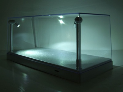 Klarsichtbox Vitrine mit LED-Beleuchtung silber für 1:43 oder 1:24 Modelle Triple9