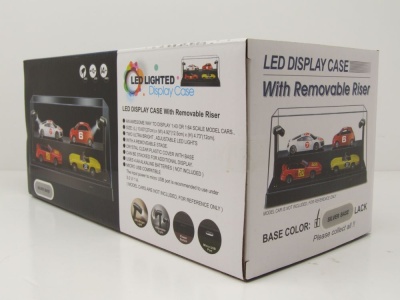 Klarsichtbox Vitrine mit LED-Beleuchtung silber für 1:43 oder 1:24 Modelle Triple9