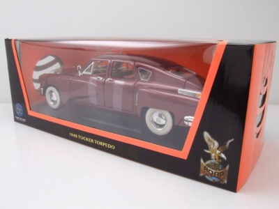 Tucker Torpedo 1948 dunkelrot metallic Modellauto 1:18 Lucky Die Cast