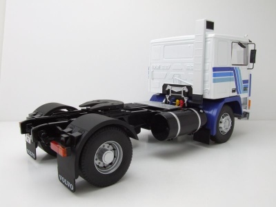 Volvo F1220 Zugmaschine weiß blau Modellauto 1:18 Road Kings