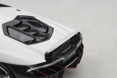 Lamborghini Centenario LP770-4 2017 weiß Modellauto 1:18 Autoart