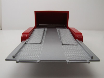 Trailer Car Hauler Anhänger 2-Achser silber rot Modellauto 1:18 Auto World