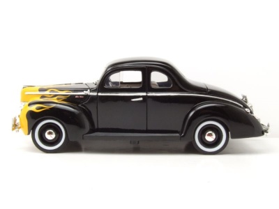 Ford Deluxe Coupe 1940 schwarz mit Flammen Modellauto 1:18 Motormax