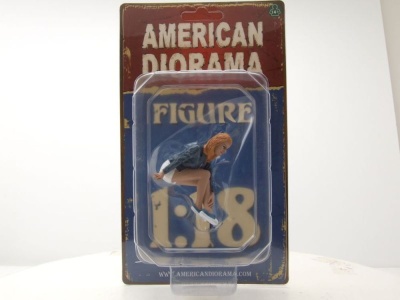 Figur Frau sitzend für Motorhaube für 1:18 Modelle American Diorama