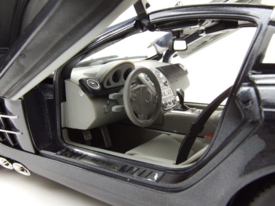 Mercedes SLR McLaren 2005 schwarz metallic Modellauto 1:12 Motormax