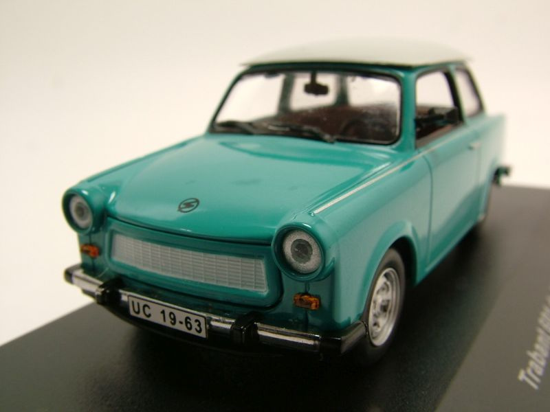 Trabant 601 de Luxe blau/weiß, Modellauto 1:43 / IST Models