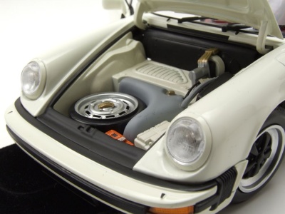 Porsche 911 Carrera Coupe 3.2 1983 weiß Modellauto 1:18 Minichamps