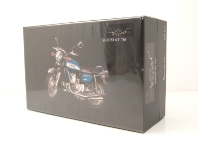 Suzuki GT 750 J 1973 grün Modellmotorrad 1:12 Minichamps