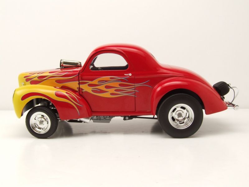 Modellauto Willys Gasser 1941 rot gelb mit Flammen Modellauto 1:18