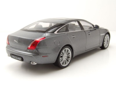 Jaguar XJ 2010 grau metallic Modellauto 1:24 Welly