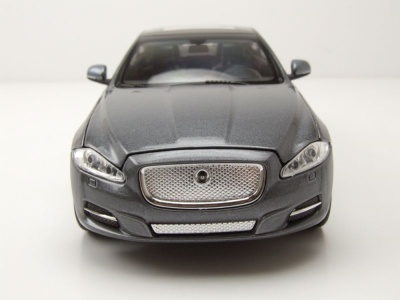 Jaguar XJ 2010 grau metallic Modellauto 1:24 Welly