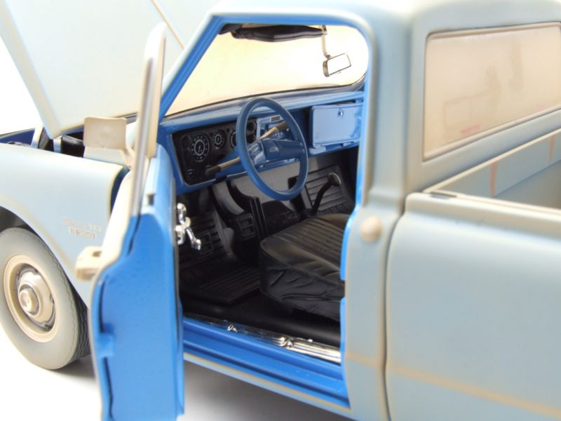 Chevrolet C-10 Pick Up 1971 blau Texas Chainsaw Massacre mit Figur Modellauto 1:18 Highway 61