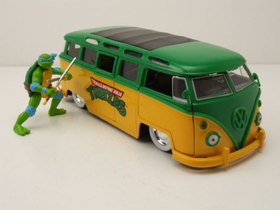 VW T1 Samba Bus TMNT Ninja Turtles 1962 gelb grün mit Leonardo Figur Modellauto 1:24 Jada Toys