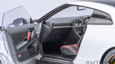 Nissan GT-R R35 Nismo Special Edition 2022 ultimate metal silber Modellauto 1:18 Autoart