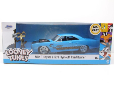 Plymouth Road Runner 1970 hellblau Looney Tunes mit Wile E. Coyote Figur Modellauto 1:24 Jada Toys