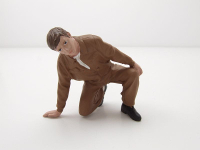 Figur Race Day 4 Serie 1 Mann kniend braun für 1:18 Modelle American Diorama