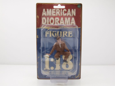 Figur Race Day 4 Serie 1 Mann kniend braun für 1:18 Modelle American Diorama