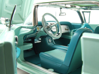 Ford Thunderbird Hard Top 1960 hellblau Modellauto 1:18 Sun Star