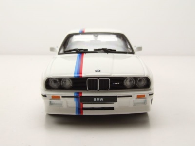 BMW M3 E30 1988 weiß mit Streifen Modellauto 1:24 Bburago