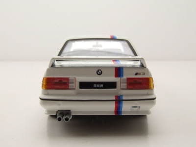 BMW M3 E30 1988 weiß mit Streifen Modellauto 1:24 Bburago