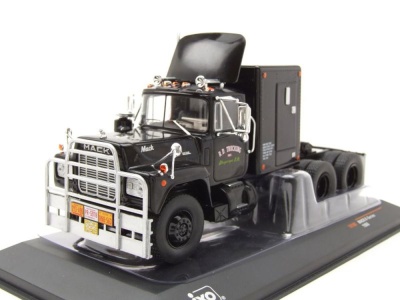 Mack R-Series Zugmaschine mit Kabine und Rammschutz 1966 schwarz R.D. Trucking Modellauto 1:43 ixo models