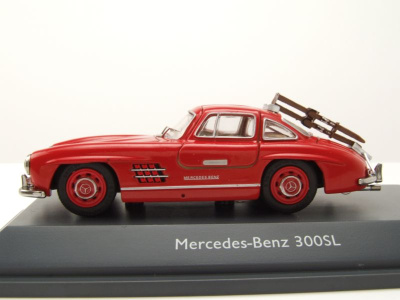 Mercedes 300 SL Flügeltürer Davos 1957 rot mit Figur und Skiern Modellauto 1:43 Schuco