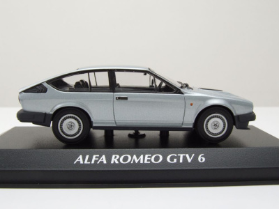 Alfa Romeo GTV 6 1983 silber Modellauto 1:43 Maxichamps