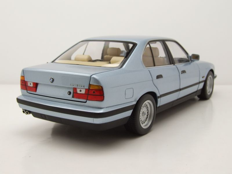 Modellauto BMW 5er 535i E34 1988 hellblau metallic 1:18 Minichamps