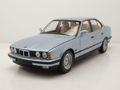 BMW 5er 535i E34 1988 hellblau metallic Modellauto 1:18 Minichamps