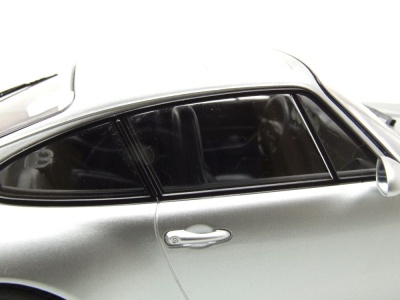 Porsche 911 (993) 1993 silber Modellauto 1:18 Minichamps