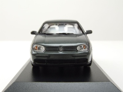 VW Golf 4 1999 grau metallic Modellauto 1:43 Maxichamps