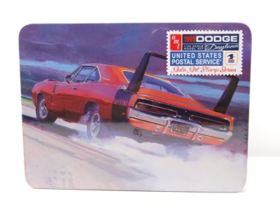 Dodge Charger Daytona 1969 US Stamp Series Collectors Tin Kunststoffbausatz Modellauto 1:25 AMT