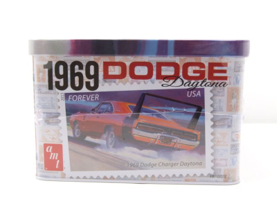 Dodge Charger Daytona 1969 US Stamp Series Collectors Tin Kunststoffbausatz Modellauto 1:25 AMT