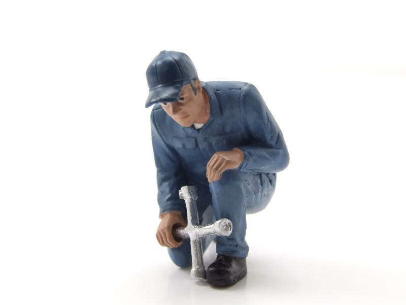 Figur Mechaniker Juan mit Schraubenschlüssel für 1:24 Modelle American Diorama