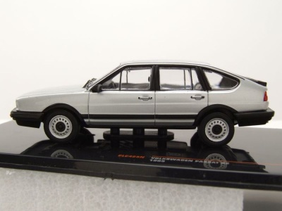 VW Passat B2 1985 silber Modellauto 1:43 ixo models