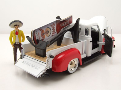 Chevrolet Pick Up 1953 weiß rot mit Tapatio Charrow Man Figur Modellauto 1:24 Jada Toys