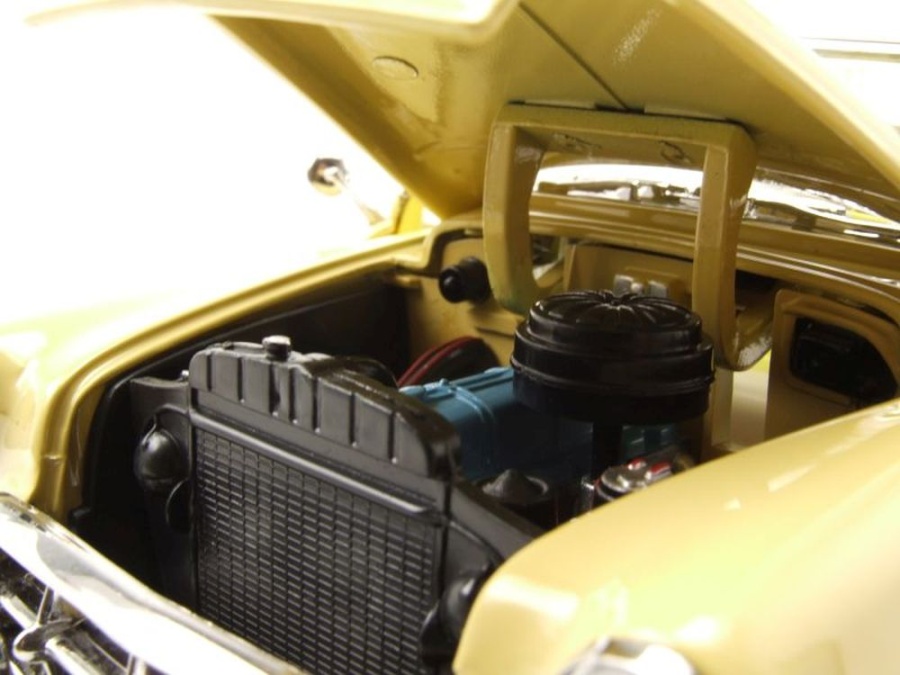 Sunstar 1607 1/18 Chevrolet Bel Air Hard Top Coupé 1953 Cible