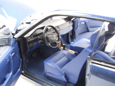 Mercedes 300 CE-24 Coupe 1990 blau metallic Modellauto 1:18 Norev