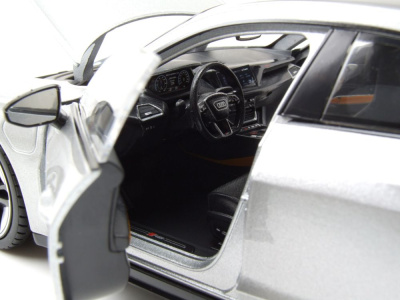 Audi RS e-tron GT 2022 silber Modellauto 1:18 Bburago