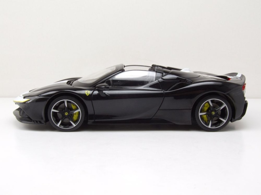 Bburago 1:18 - Voiture De Sport Miniature - Ferrari SF90 Spider Modele Moule Sous Pression Avec 5 Ouvertures
