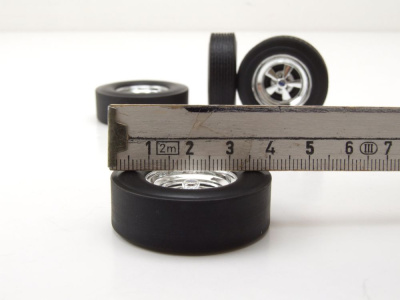Reifen und Felgen Cragar chrome (4 Stück) für 1:18 Modelle Acme